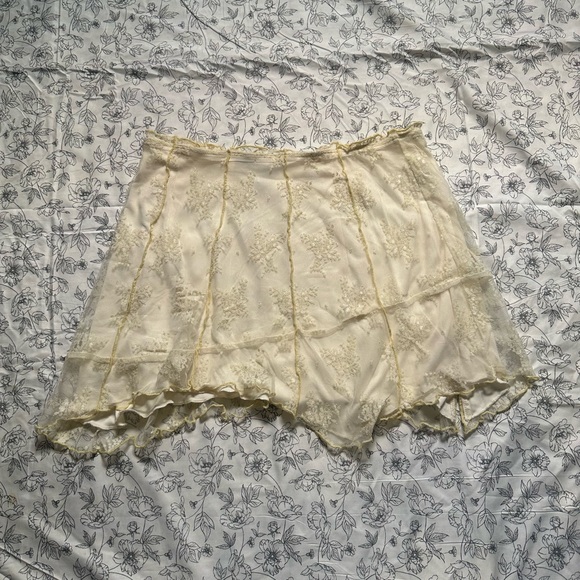 NWT Urban Outfitters Lace Mini Skirt - Picture 3 of 3